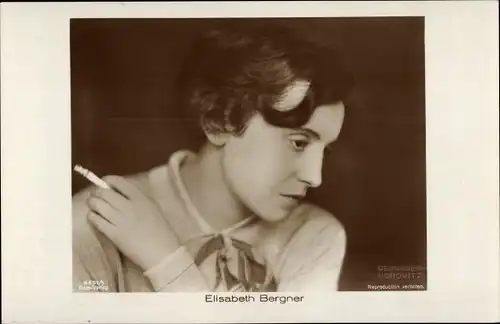 Ak Schauspielerin Elisabeth Bergner, Portrait, Zigarette
