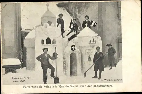 Ak Forteresse de neige a la Rue du Soleil Chaux de Fonds, avec des constructeurs, Hiver 1907