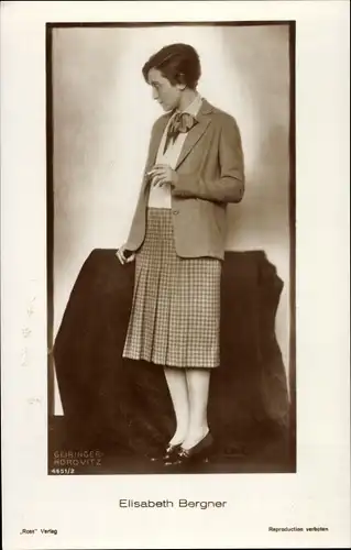 Ak Schauspielerin Elisabeth Bergner, Standportrait