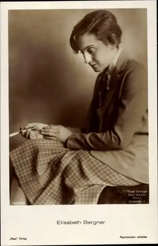 Ak Schauspielerin Elisabeth Bergner, Portrait, Zigarette
