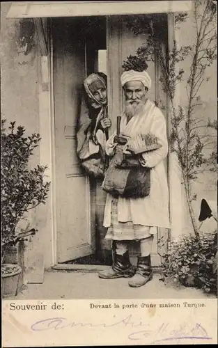 Ak Konstantinopel Istanbul Türkei, Devant la porte d'une maison Turque