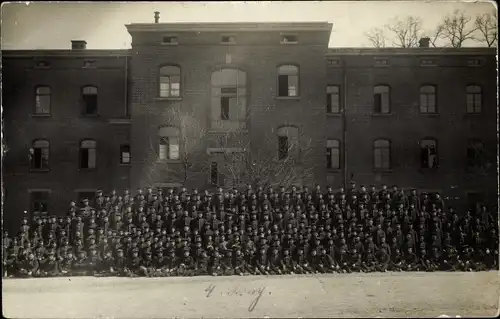 Foto Ak Ludwigsburg in Württemberg, Kaserne, Soldaten Gruppenfoto