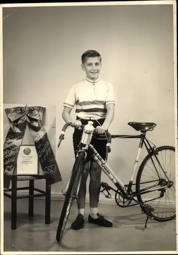 Foto Berlin Schöneberger Radfahr Verein Iduna 1910, 5. Platz 1961, Junge mit Rennrad