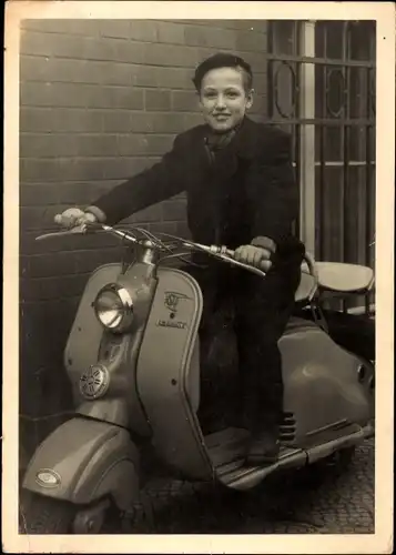 Foto Junge auf einem Motorroller, NSU Lambretta, 1954