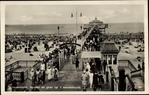 Ak Scheveningen Den Haag Südholland, Komen en gaan op 't wandelhoofd