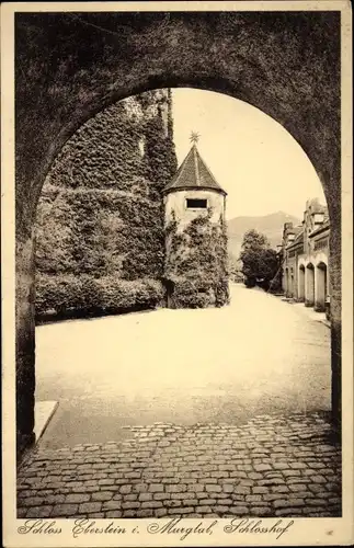 Ak Gernsbach im Schwarzwald, Schloss Eberstein, Schlosshof