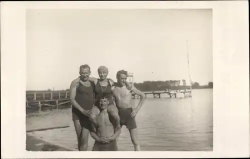 Foto Ak Altruppin Neuruppin Brandenburg, Badeanstalt, Bruno, Gerhard Blank, Peter, junge Frau, 1926