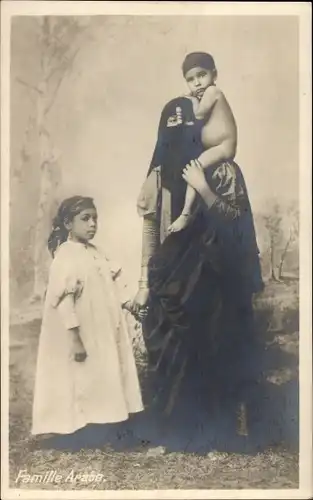 Ak Ägypten, Famille Arabe, Araberin mit Kindern