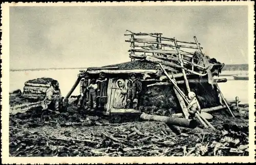 Ak Alaska, Familie vor ihrer Hütte am Yukon, Eskimos