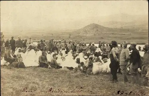 Foto Ak Mazedonier, Gruppenbild, I. WK, Im Hintergrund Berge