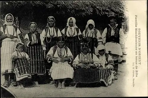 Ak Mazedonien, Famille Macedonienne en tenue de fete, Volkstrachten