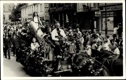 Foto Ak Fest, Festzug, Blumen, Pferdewagen, Geschäfte, Kaffee Jürgens