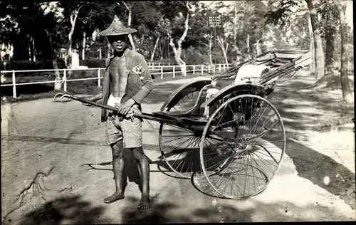 Foto Ak Asien, Mann mit Rikscha