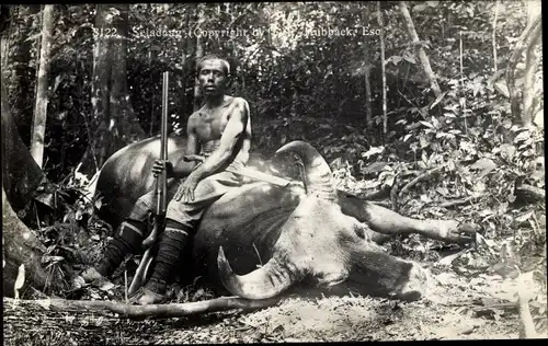 Foto Ak Asien, Büffeljagd, Mann mit dem Gewehr