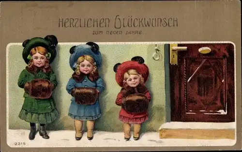 Präge Litho Glückwunsch Neujahr, Drei Mädchen mit Hüten und Muff vor einer Haustür
