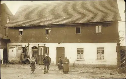 Foto Ak Beiersdorf bei Reichenbach Fraureuth, Familie vor einem Bauernhaus, Hausnr. 58, 1925
