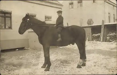 Foto Ak Berlin Lichtenberg Hohenschönhausen, Hauptstraße 2, Junge auf einem Pferd, Wohngebäude