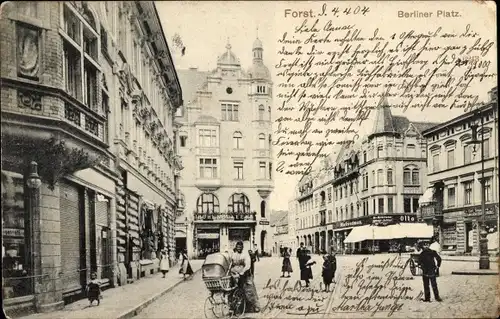 Ak Forst in der Niederlausitz, Berliner Platz, Geschäftshäuser, Kinderwagen