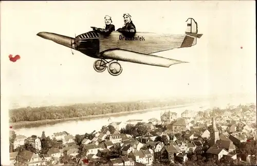 Foto Ak Königswinter am Rhein ?, Fotomontage, Mann und Junge im Flugzeug Drachenfels