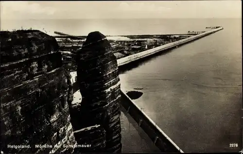 Ak Nordseeinsel Helgoland, Mönche mit Schutzmauer