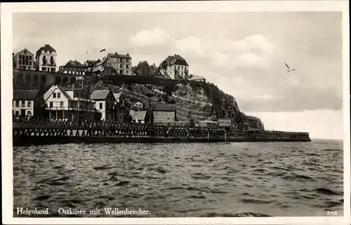 Ak Nordseeinsel Helgoland, Ostküste mit Wellenbrecher