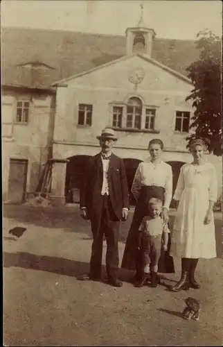 Foto Ak Meißen an der Elbe, Familie vor einem Gebäude