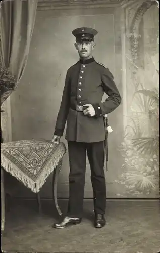 Foto Ak Neues Lager bei Jüterbog in Brandenburg, Deutscher Soldat in Uniform