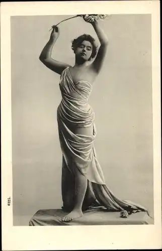 Ak Standportrait einer Frau, Busen