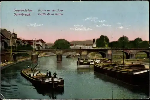 Ak Saarbrücken a.d. Saar, Saar mit Frachtern und Brücke