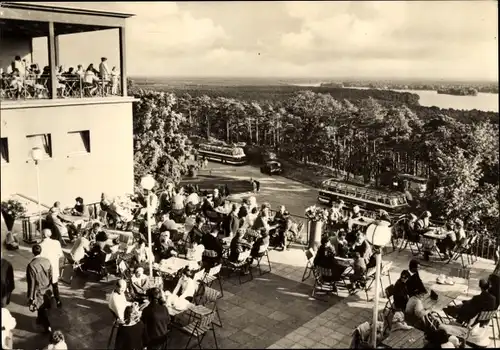 Ak Berlin Köpenick Müggelheim, Müggelturm mit Gaststätte, Terrasse, Busse