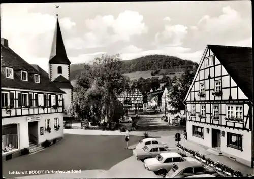 Ak Bödefeld Schmallenberg im Sauerland, Straßenpartie mit Kirche, Fachwerkhäuser, Gasthof