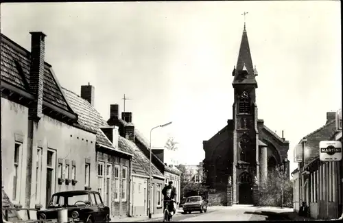 Ak Nieuw en Sint Joosland Walcheren Zeeland Niederlande, Kerkstraat, Kirche, Radfahrer