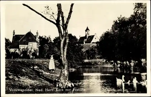 Ak Vrouwenpolder Walcheren Zeeland Niederlande, Ned. Herv. Kerk met Pastorie, Schwäne, Gewässer