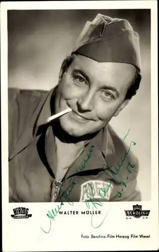 Ak Schauspieler Walter Müller, Portrait mit Zigarette, Drei von der Tankstelle, Autogramm