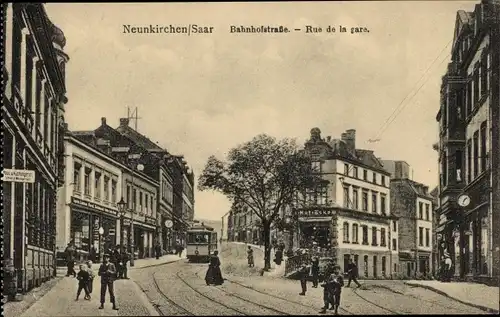 Ak Neunkirchen im Saarland, Bahnhofstraße, Rue de la gare, Geschäftshäuser, Straßenbahn