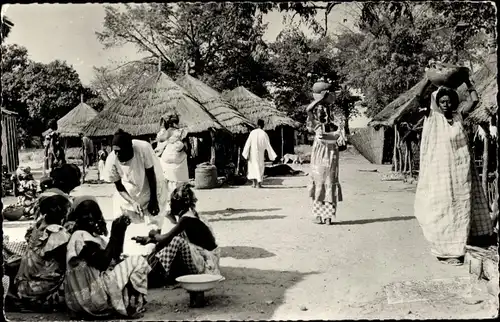 Ak Afrikanisches Dorf, Markt, Straße, Village Africain