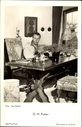 Ak Schauspieler O. W. Fischer, Portrait, Tisch