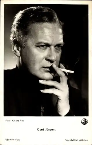 Ak Schauspieler Curd Jürgens, Portrait mit Zigarette