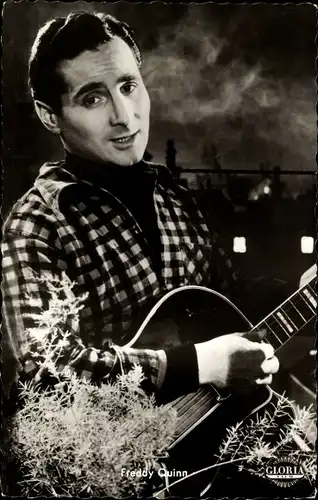 Ak Schauspieler Freddy Quinn, Film Heimatlos, Gitarre