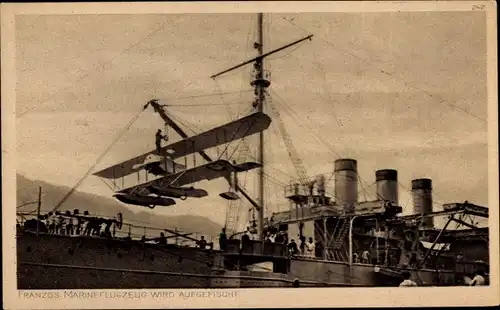 Ak Französisches Marineflugzeug wird aufgefischt, Deutsches Kriegsschiff