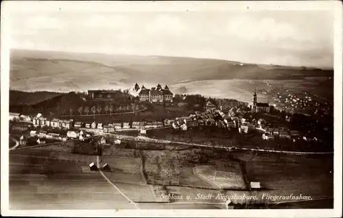 Ak Augustusburg im Erzgebirge, Schloss und Stadt, Fliegeraufnahme