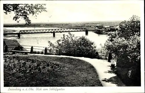 Ak Lauenburg an der Elbe, Blick vom Schlossgarten, Brücke