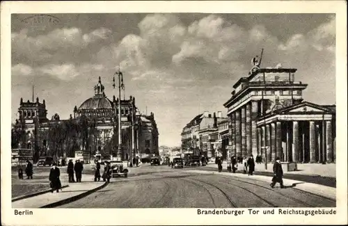 Ak Berlin Tiergarten, Brandenburger Tor und Reichtagsgebäude, Straßenszene