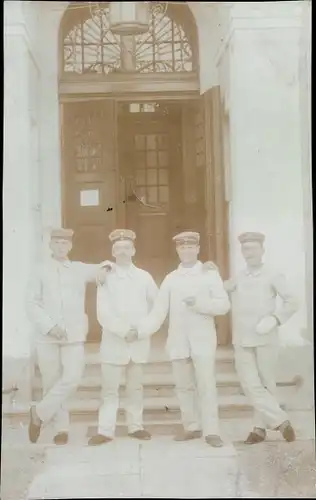 Foto Ak Vier Soldaten vor Eingangstür, Oettingen