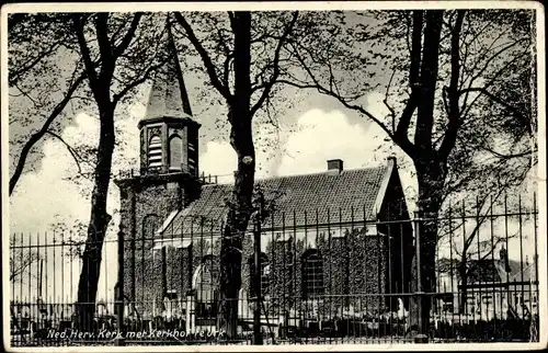 Ak Urk Flevoland Niederlande, Ned. Herv. Kerk met Kerkhof