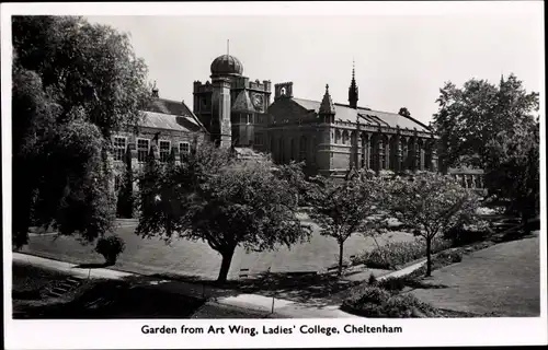 Ak Cheltenham Gloucestershire England, Garden from Art Wing, Ladies' College