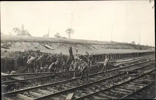 Foto Ak Deutsche Soldaten in Uniformen beim Schienenbau
