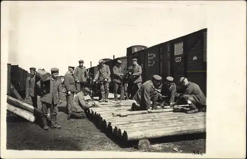 Foto Ak Deutsche Soldaten in Uniformen beim Schienenbau