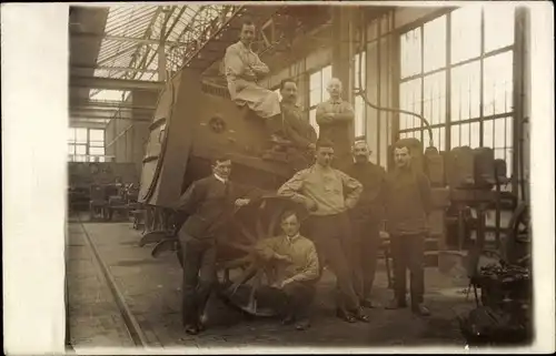Foto Ak Männer in einer Fabrikhalle mit Maschine