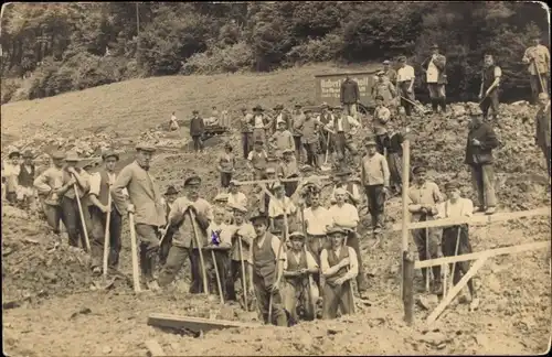 Foto Ak Männer mit Schaufeln, Arbeiter, Gruppenaufnahme